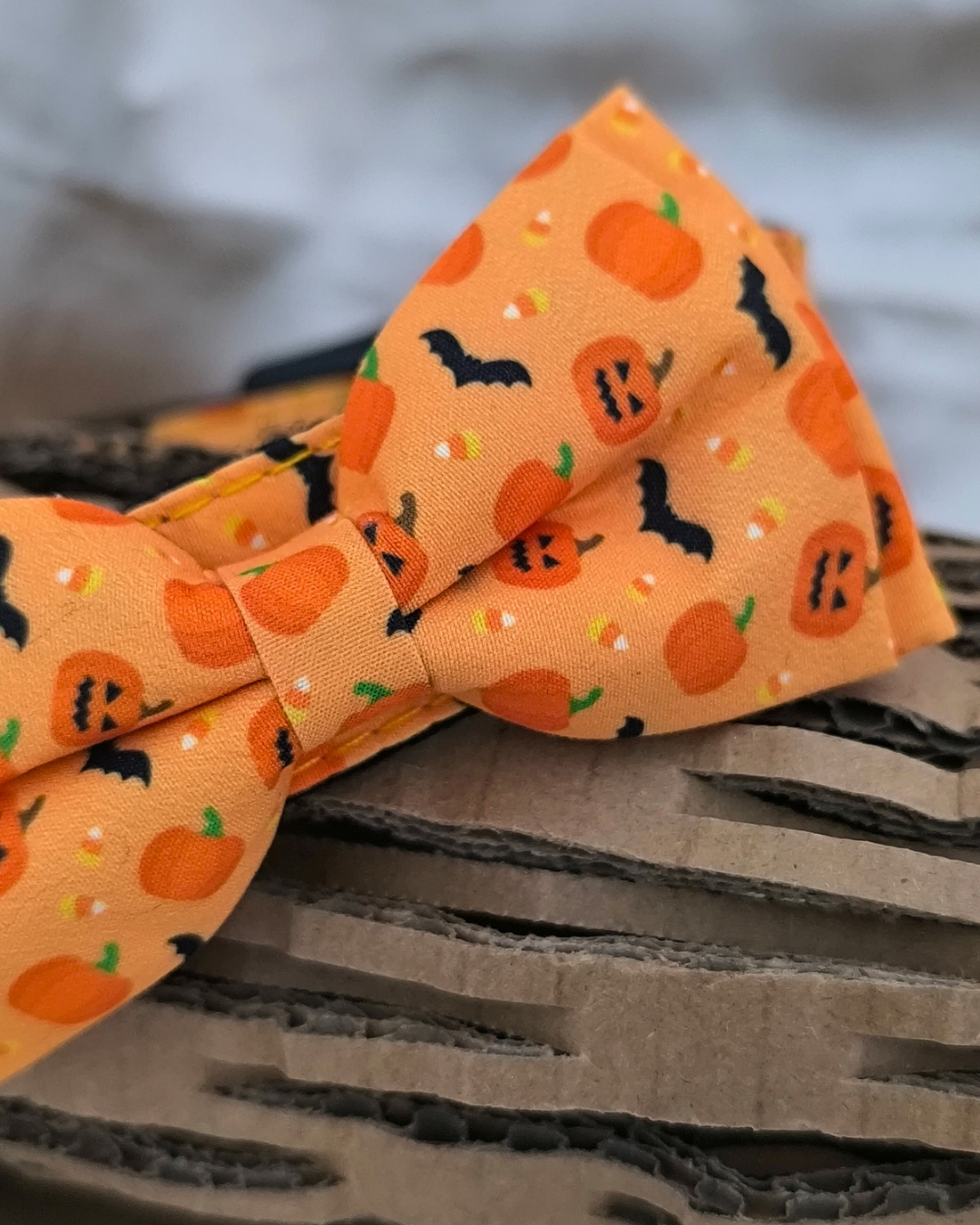 Collier Halloween Bouledogue Français avec Nœud Papillon – Pièce Unique