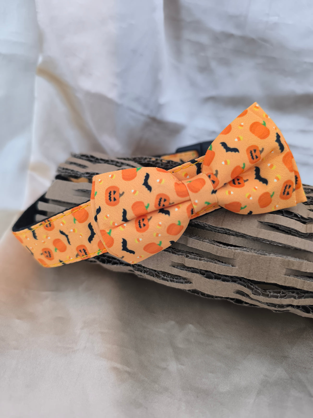 Collier Halloween Bouledogue Français avec Nœud Papillon – Pièce Unique